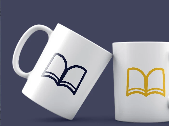 Duas canecas brancas com o símbolo do livro aberto, uma em azul-anil e outra em amarelo